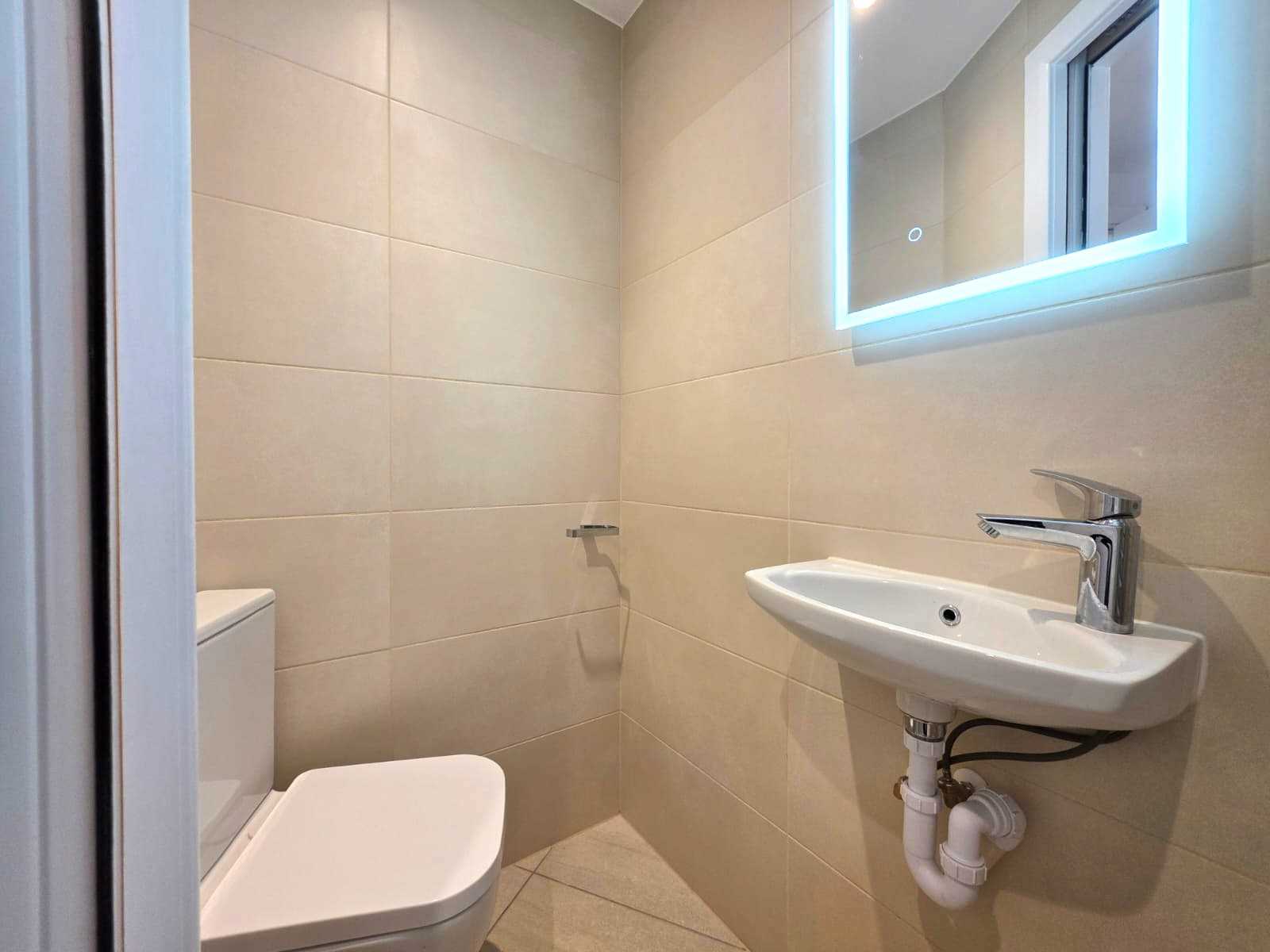 Golders Green Road - Picture 5