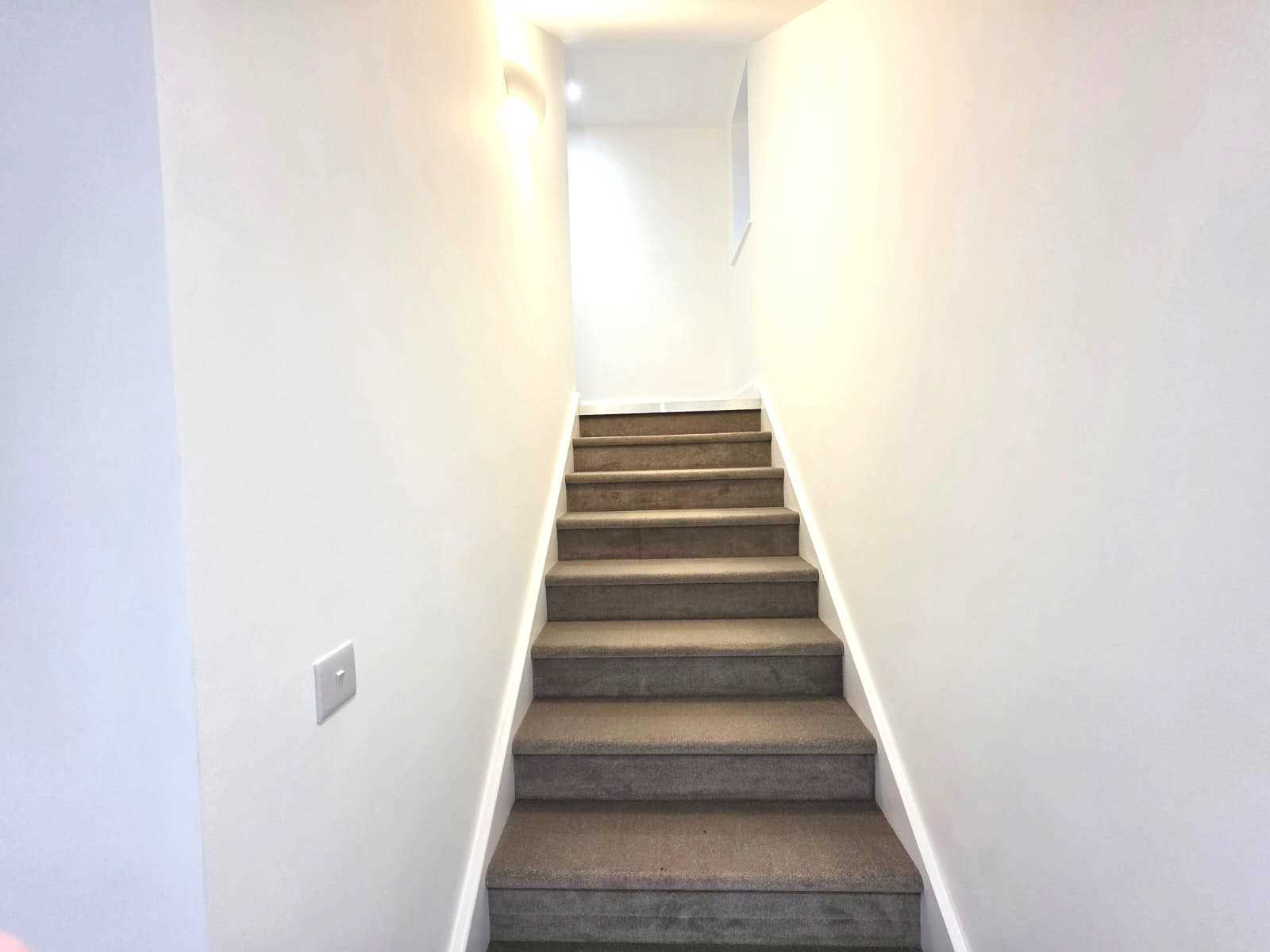 Golders Green Road - Picture 6