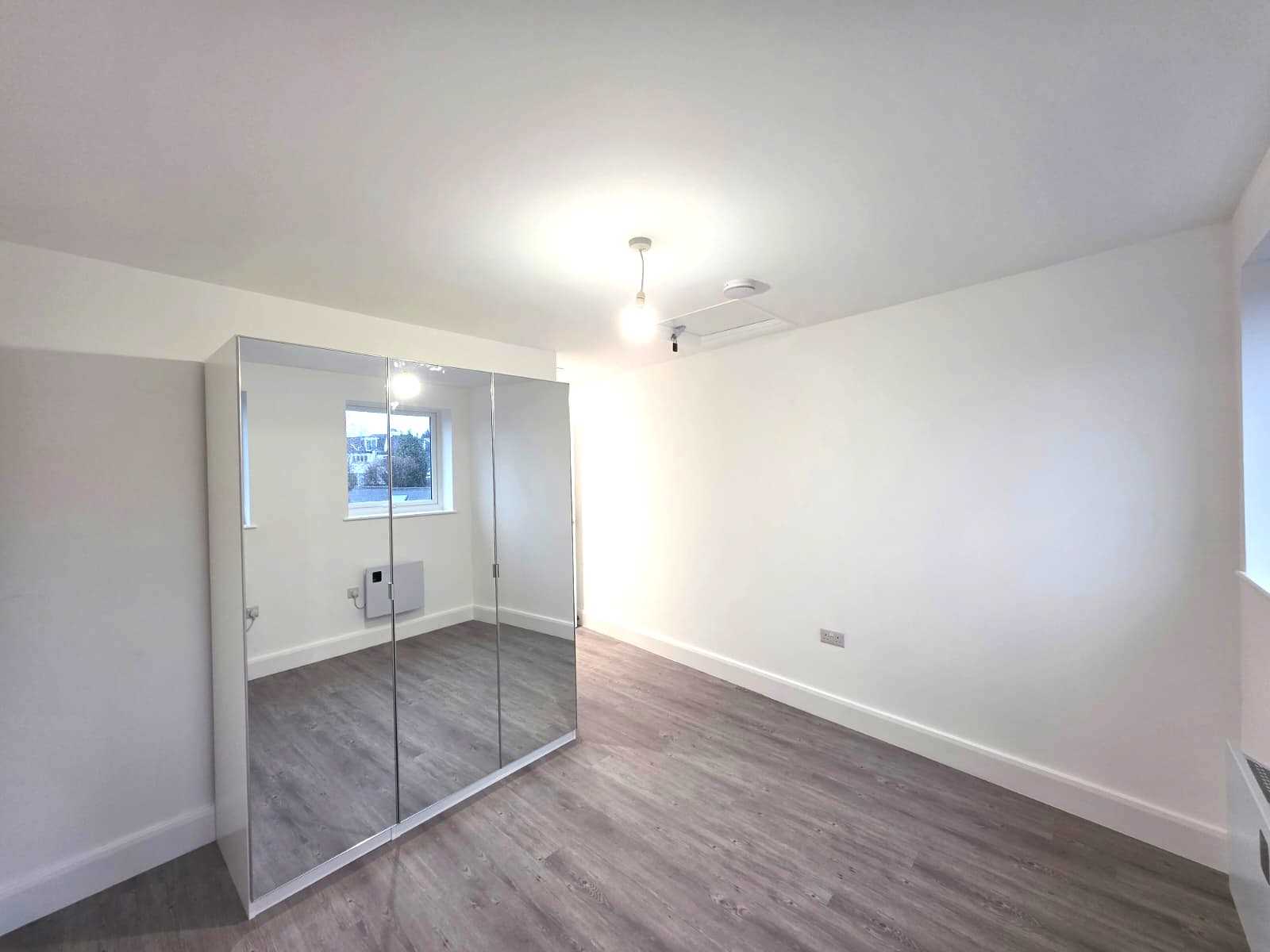 Golders Green Road - Picture 8