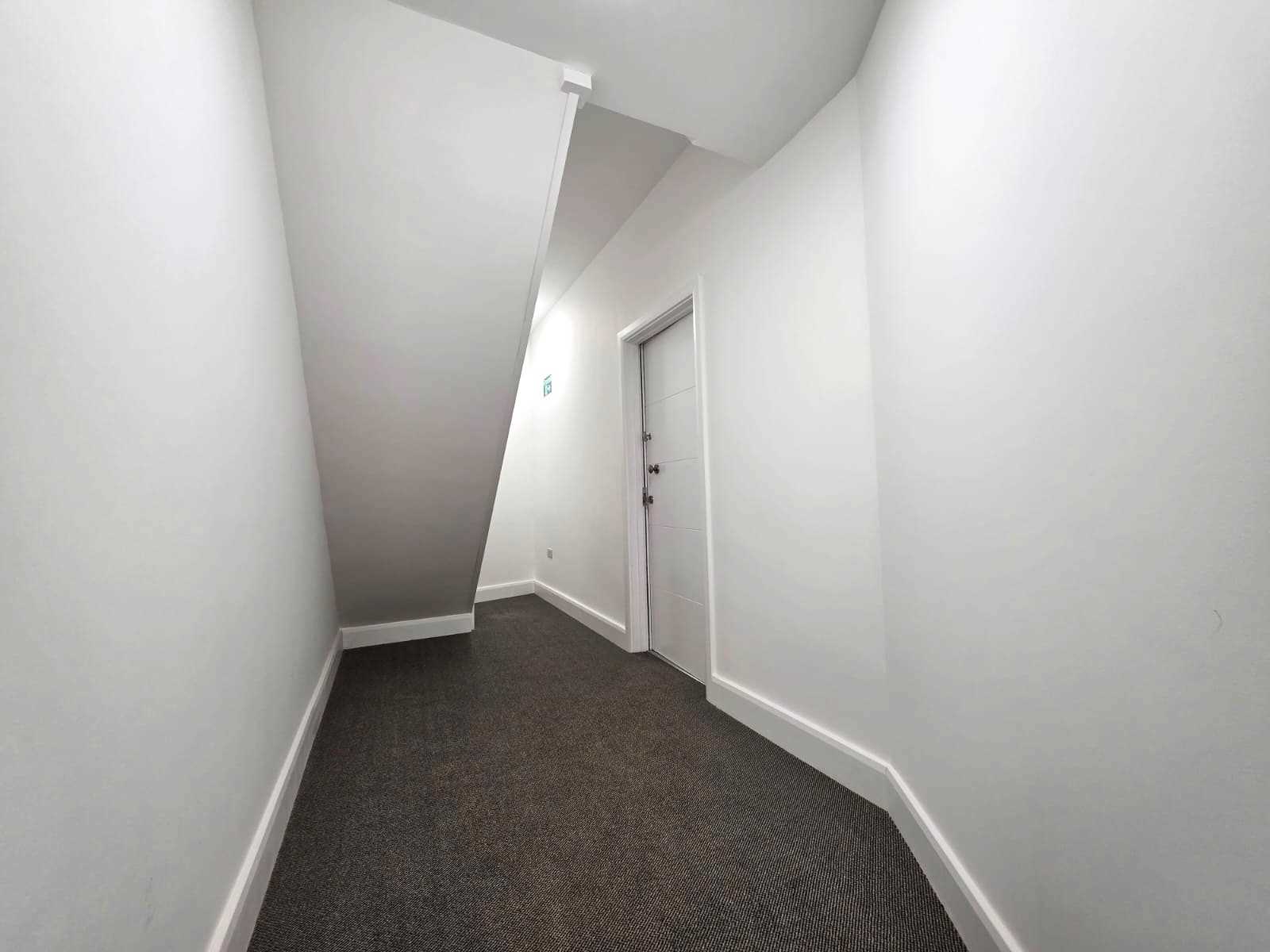 Golders Green Road - Picture 2