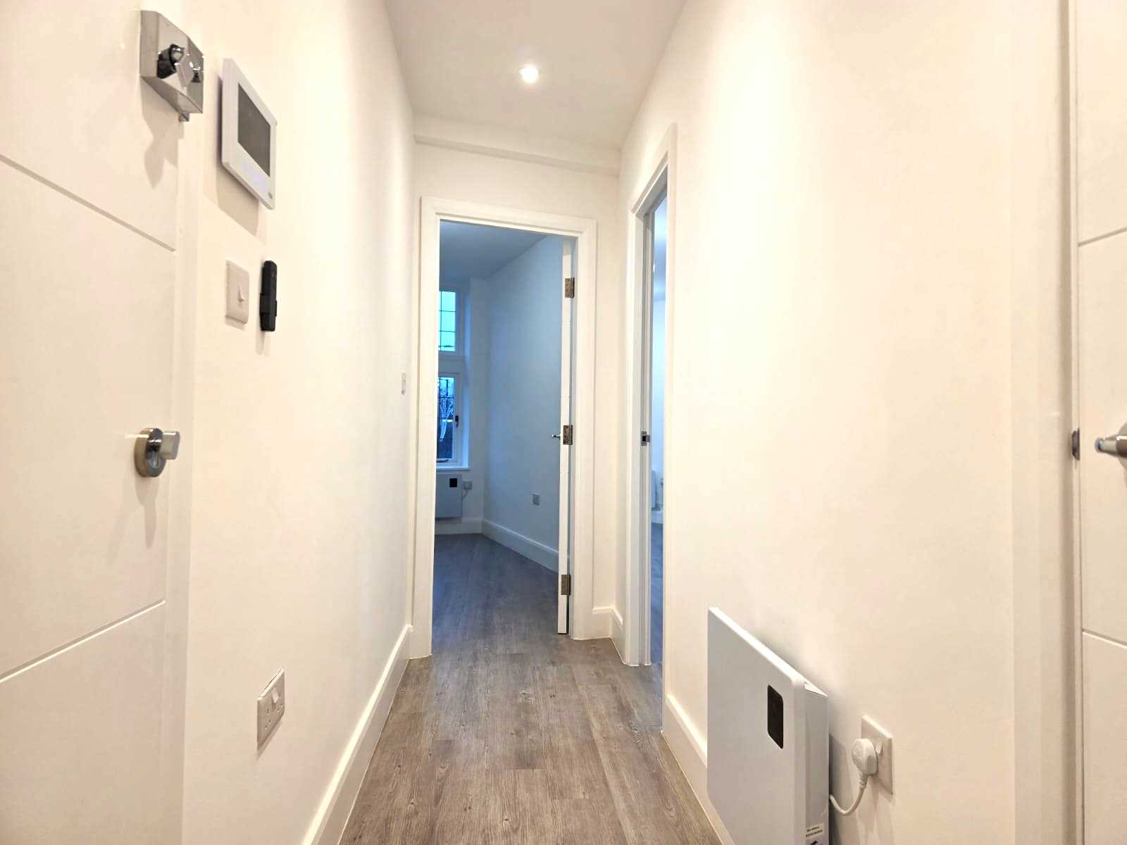 Golders Green Road - Picture 3