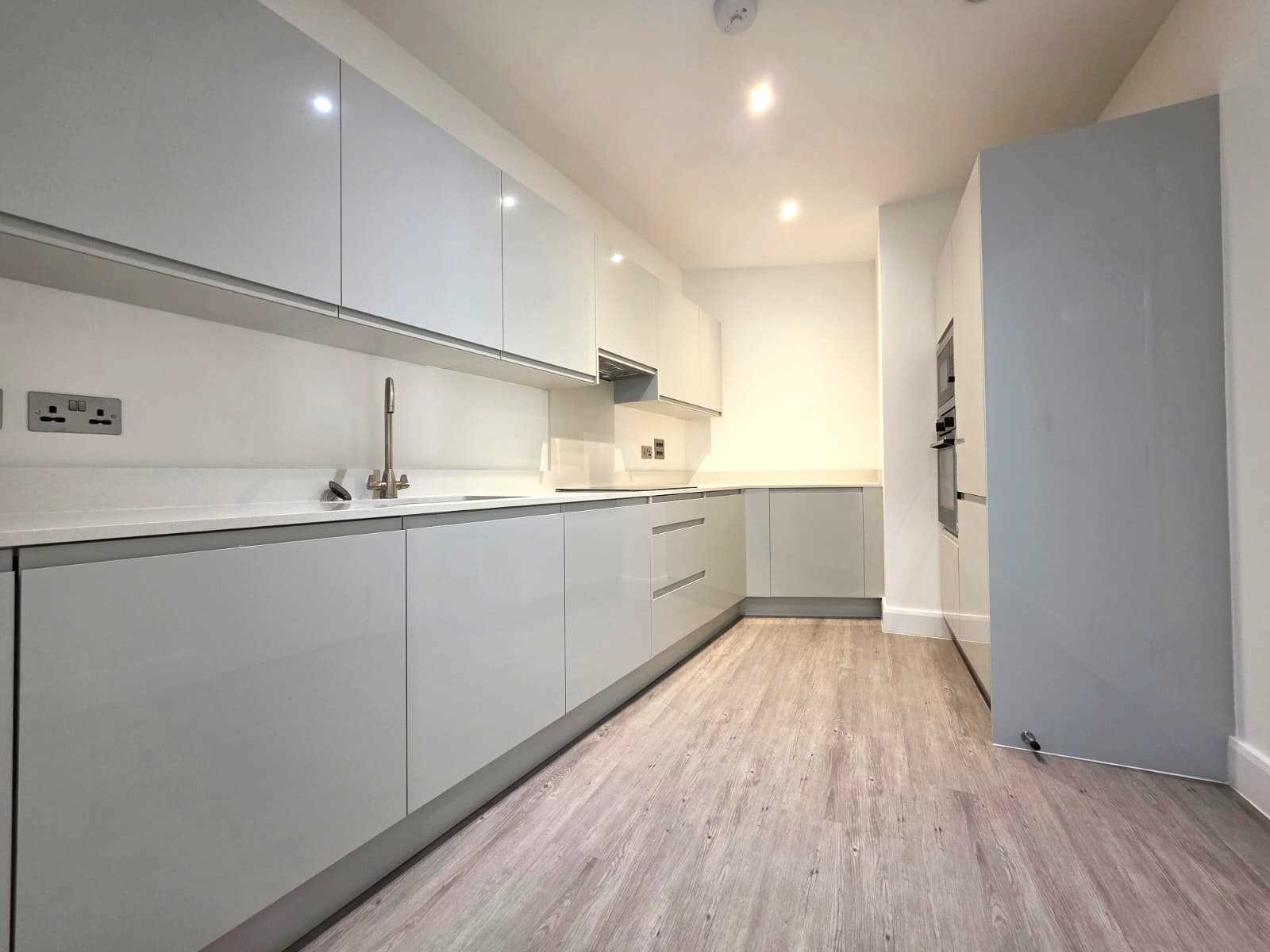 Golders Green Road - Picture 4