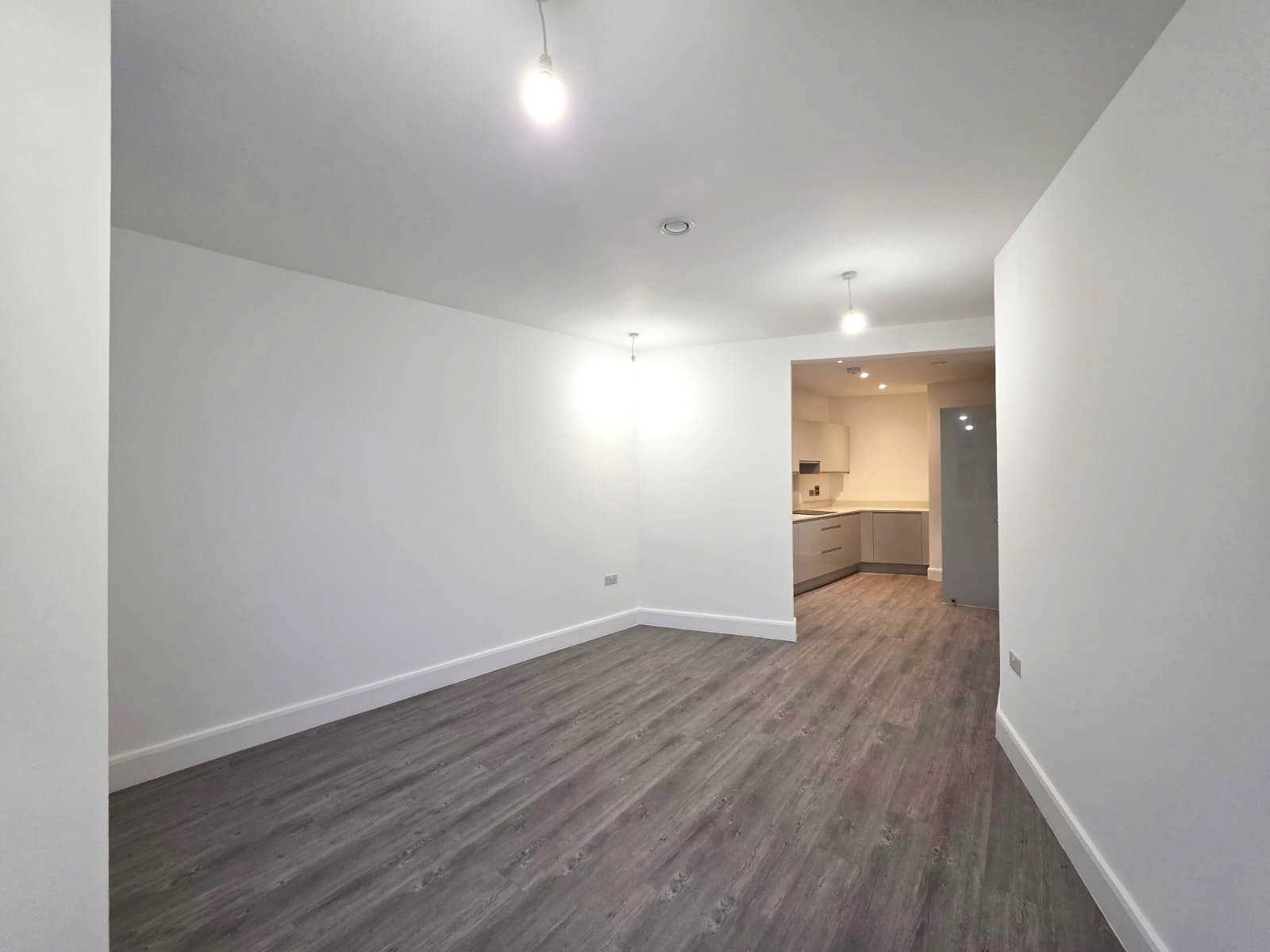 Golders Green Road - Picture 5