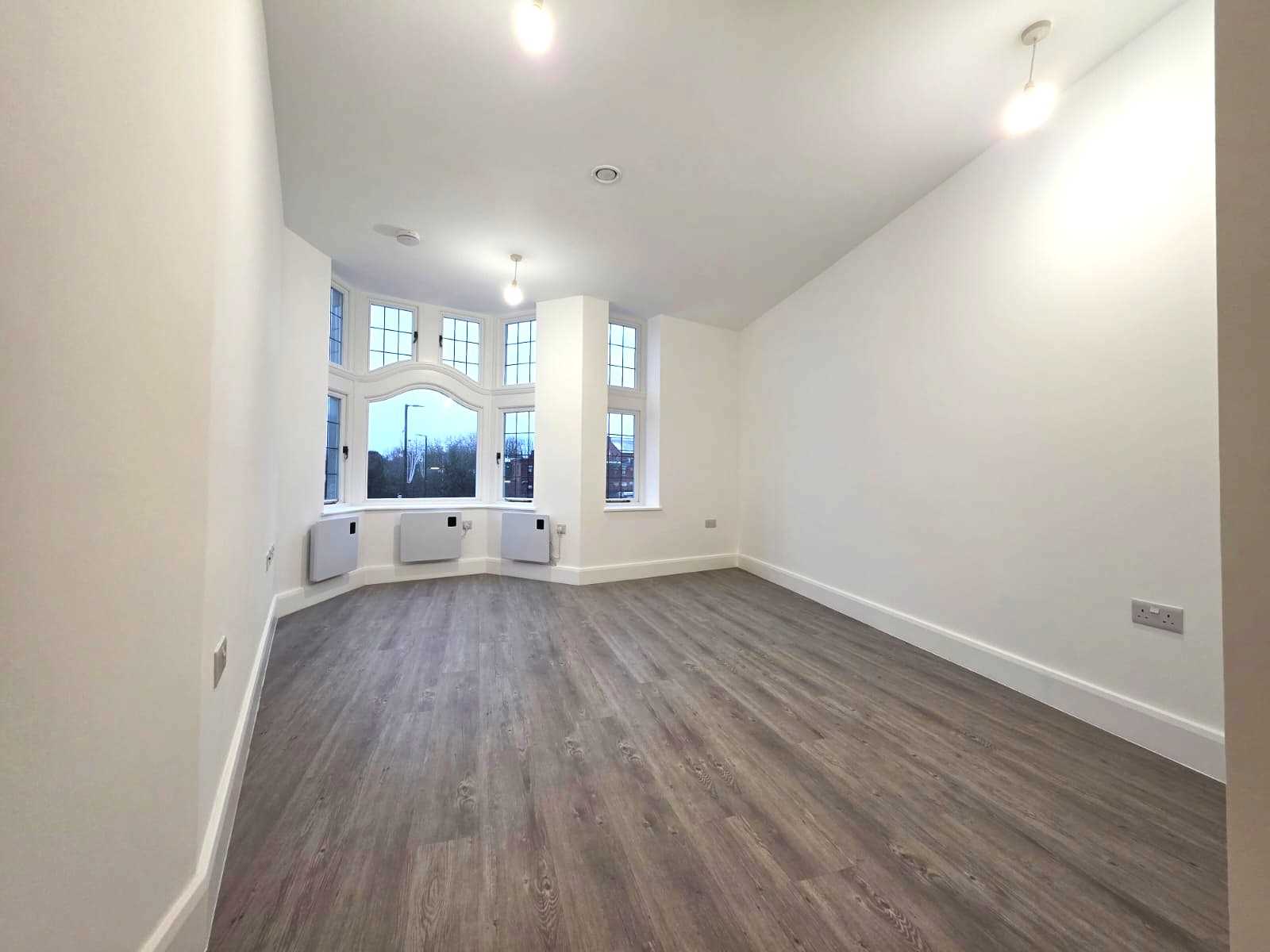 Golders Green Road - Picture 6