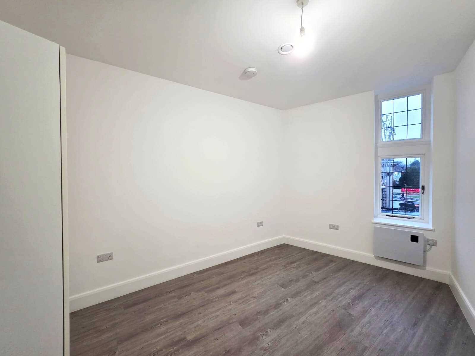 Golders Green Road - Picture 8