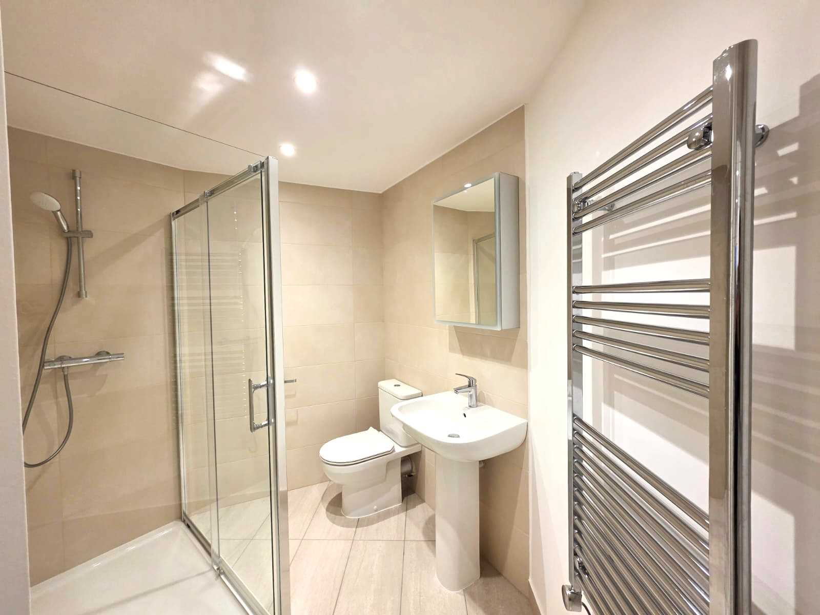 Golders Green Road - Picture 9