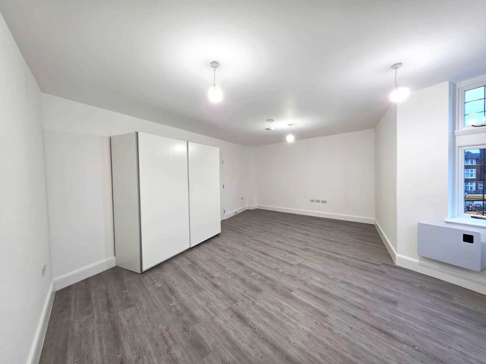 Golders Green Road - Picture 1