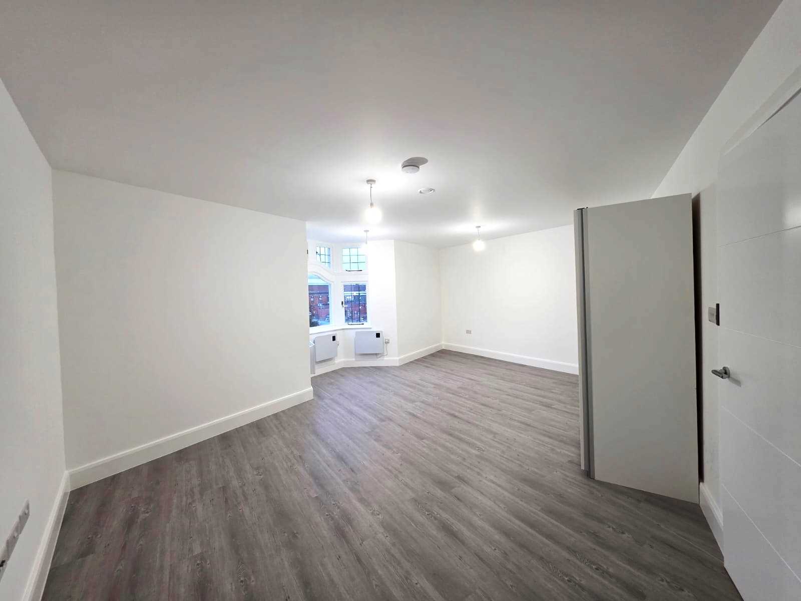 Golders Green Road - Picture 2