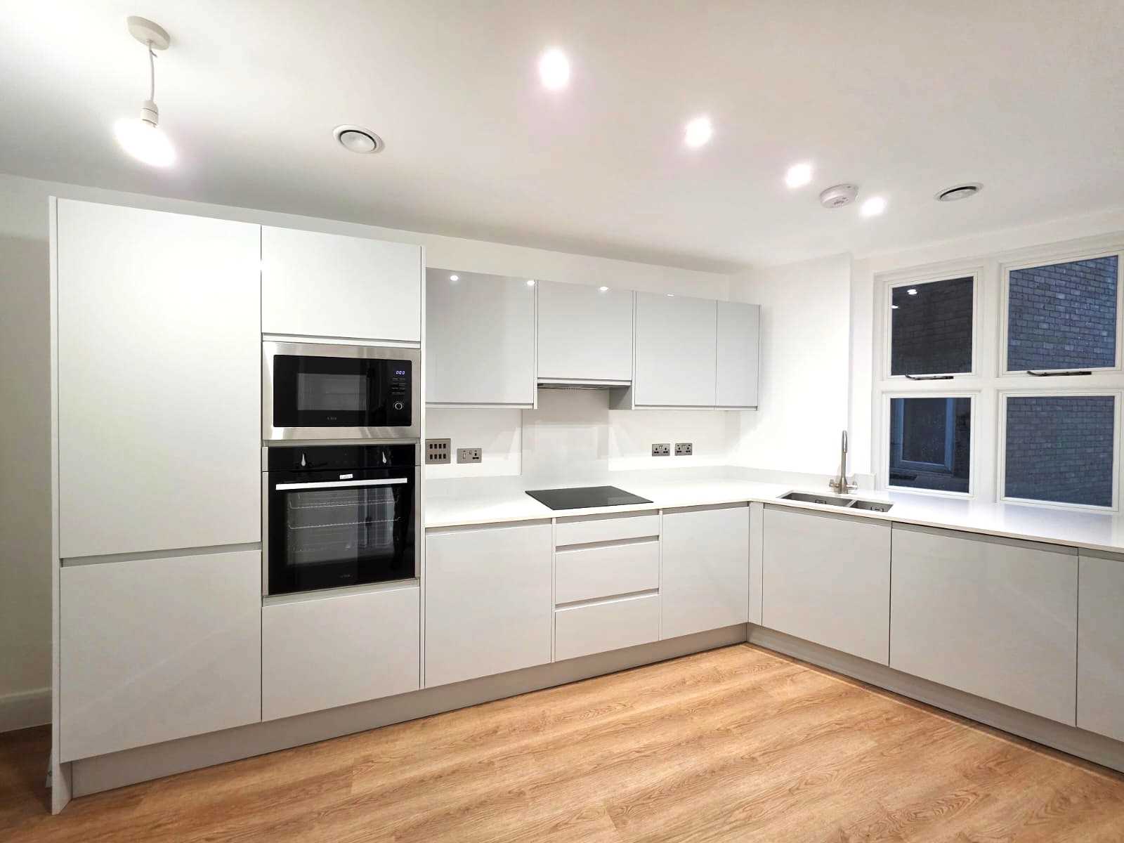 Golders Green Road - Picture 3