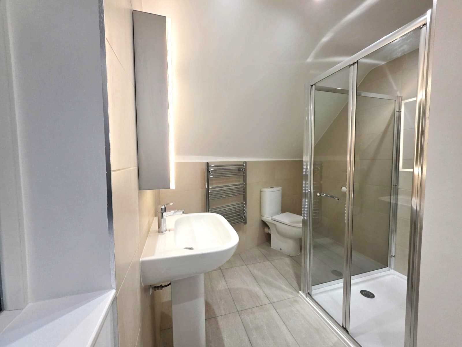 Golders Green Road - Picture 5