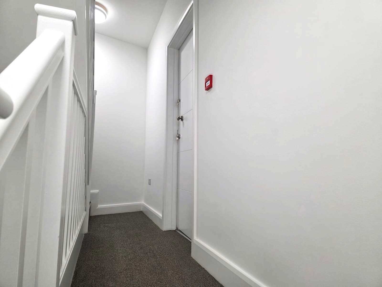 Golders Green Road - Picture 6