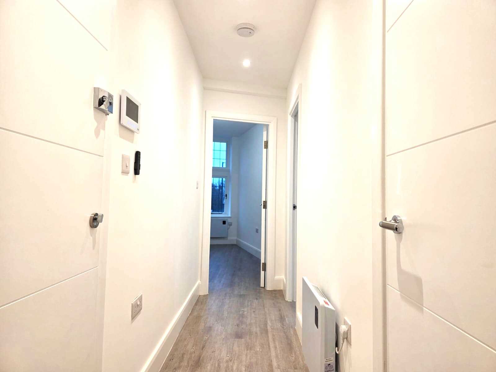 Golders Green Road - Picture 7