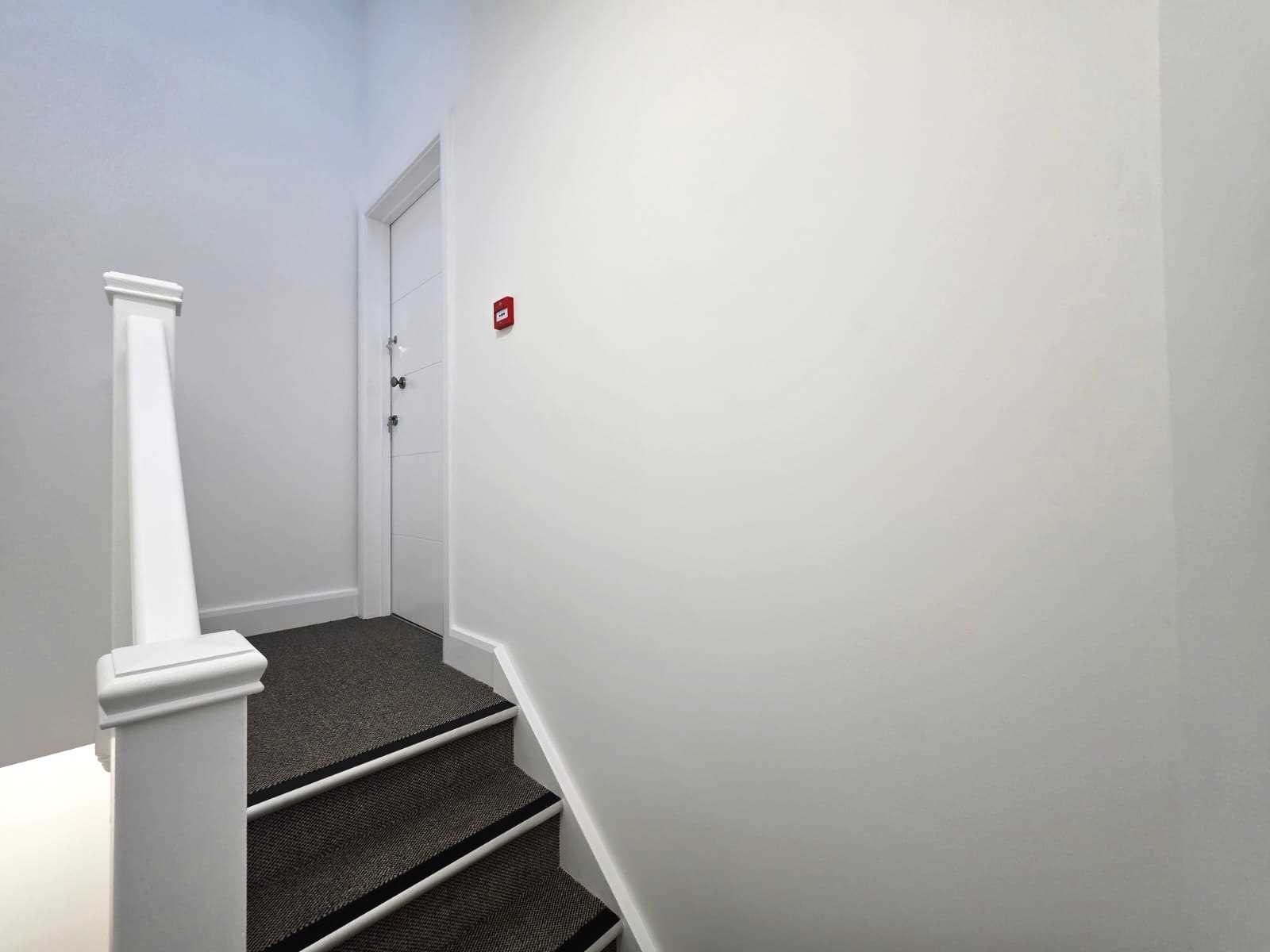 Golders Green Road - Picture 2