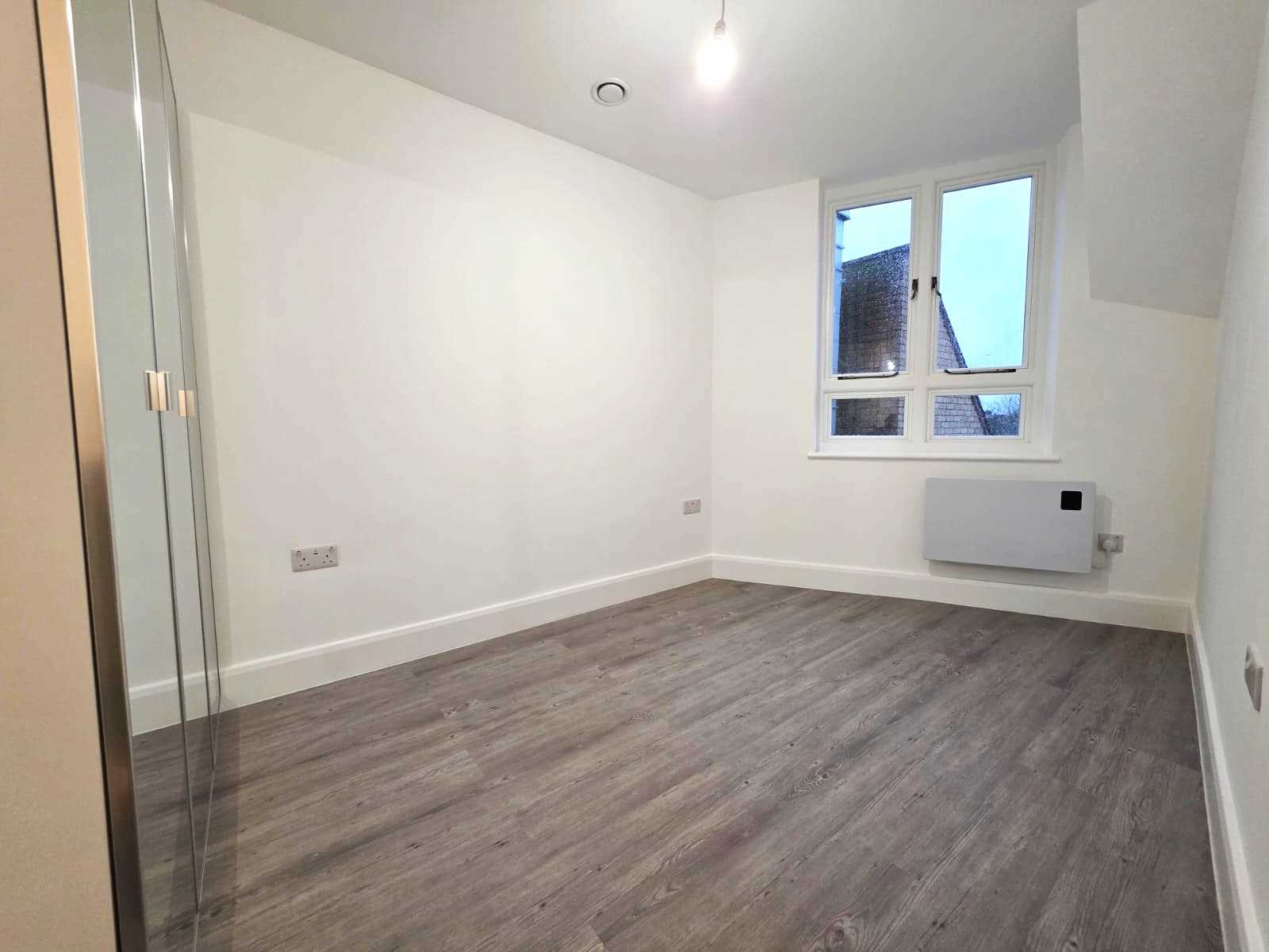 Golders Green Road - Picture 6