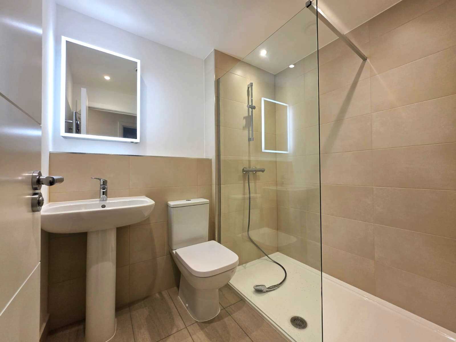 Golders Green Road - Picture 8