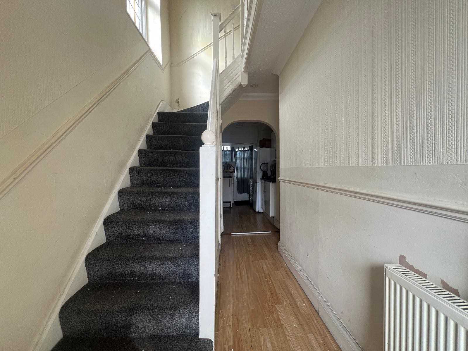 Camrose Avenue - Picture 2