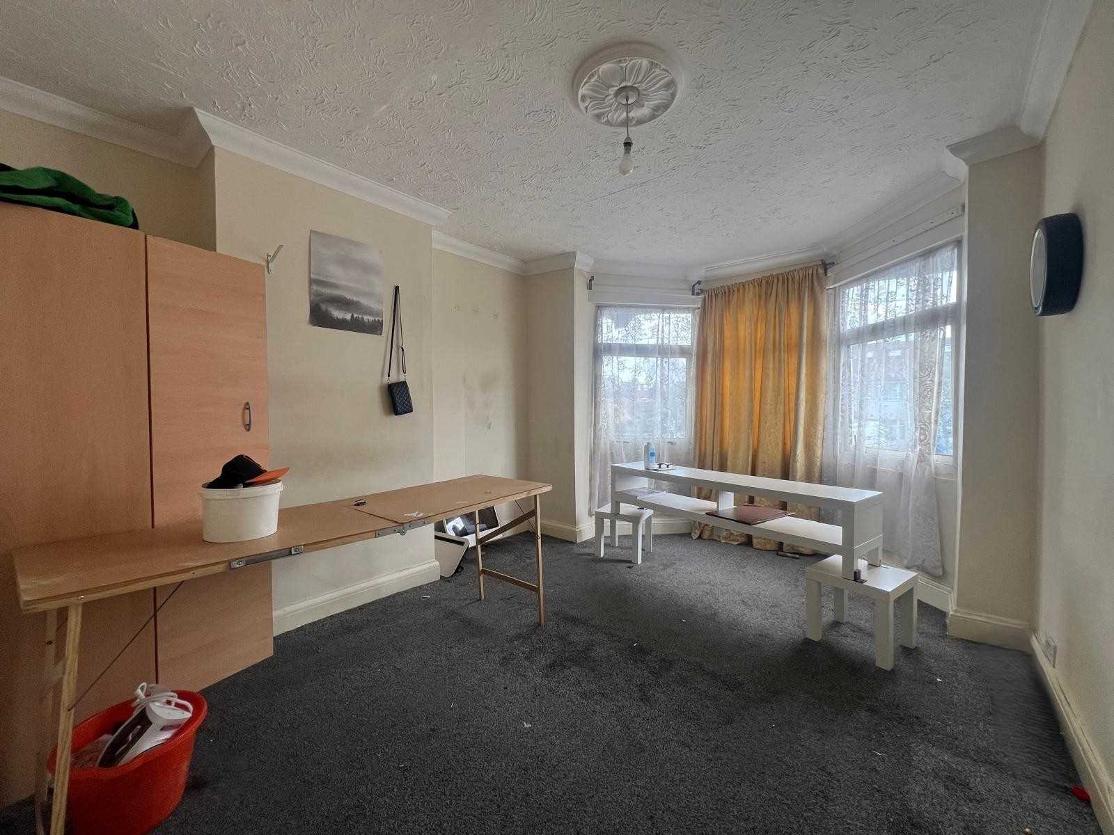 Camrose Avenue - Picture 4