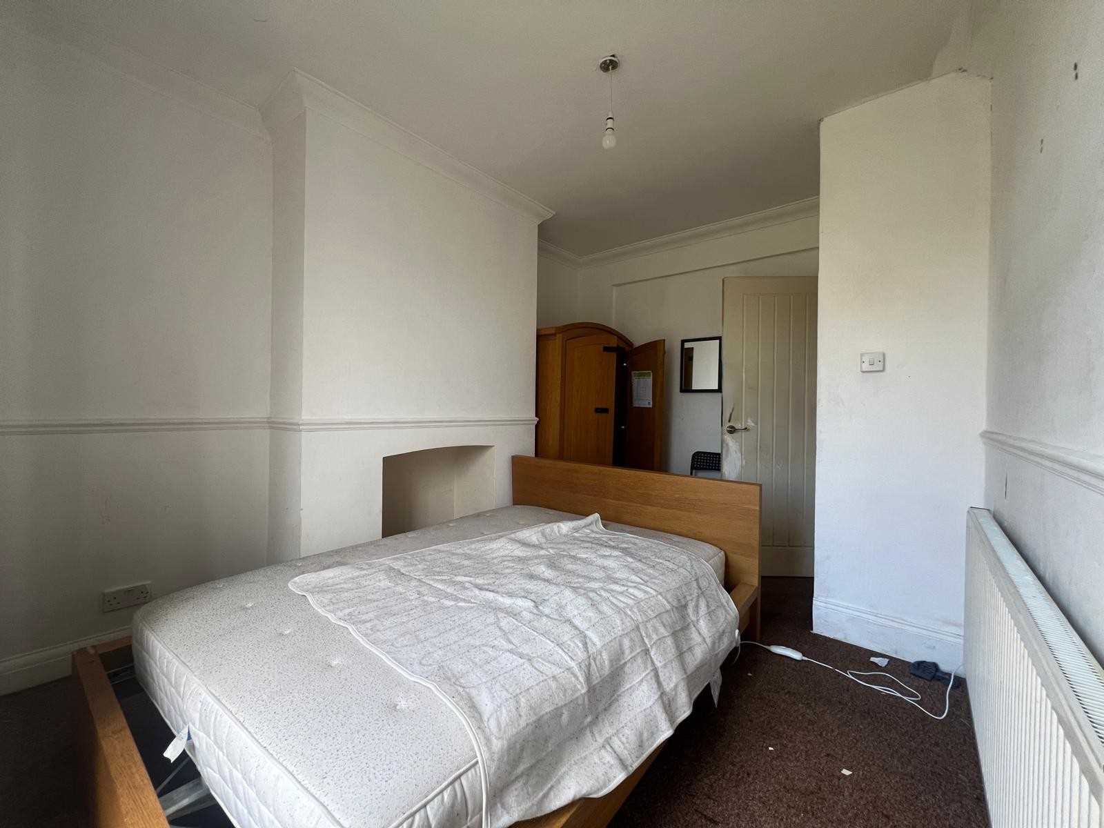 Camrose Avenue - Picture 5