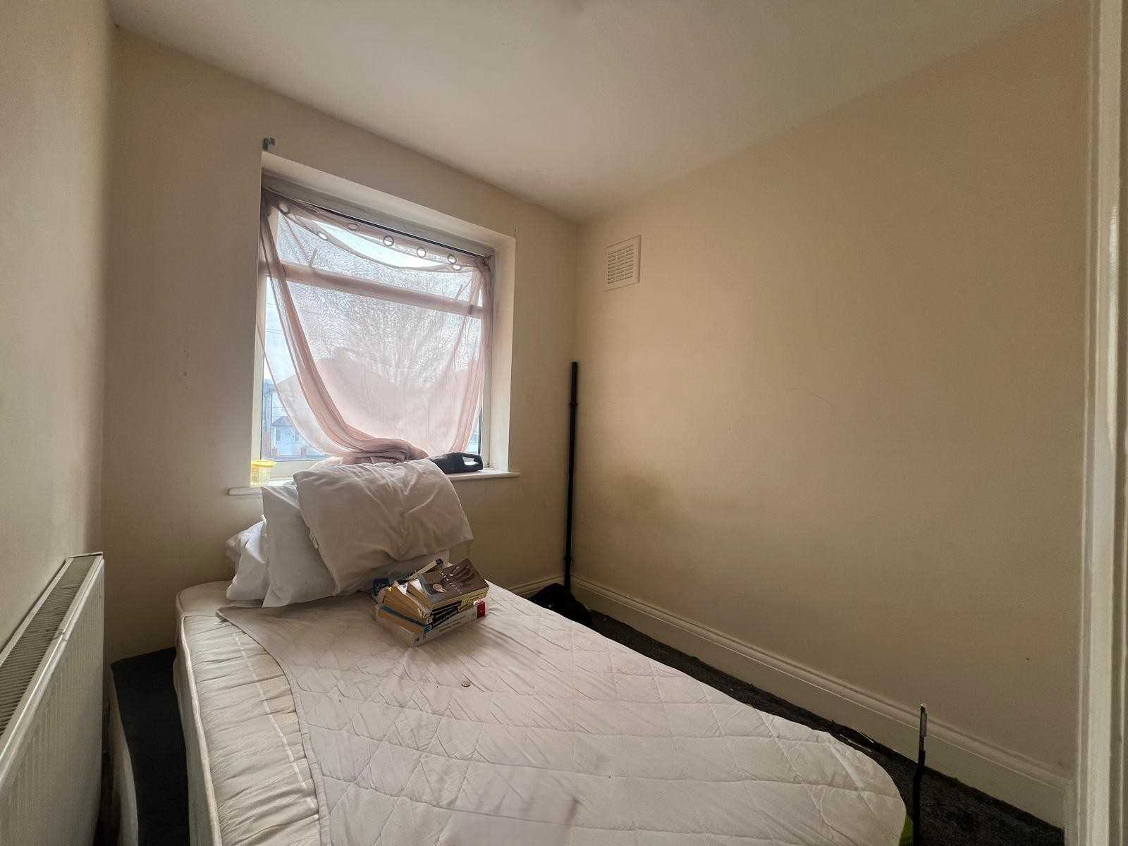 Camrose Avenue - Picture 6