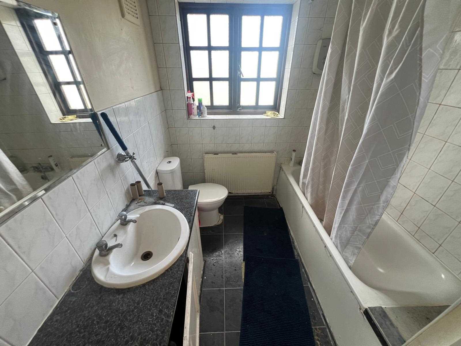 Camrose Avenue - Picture 8