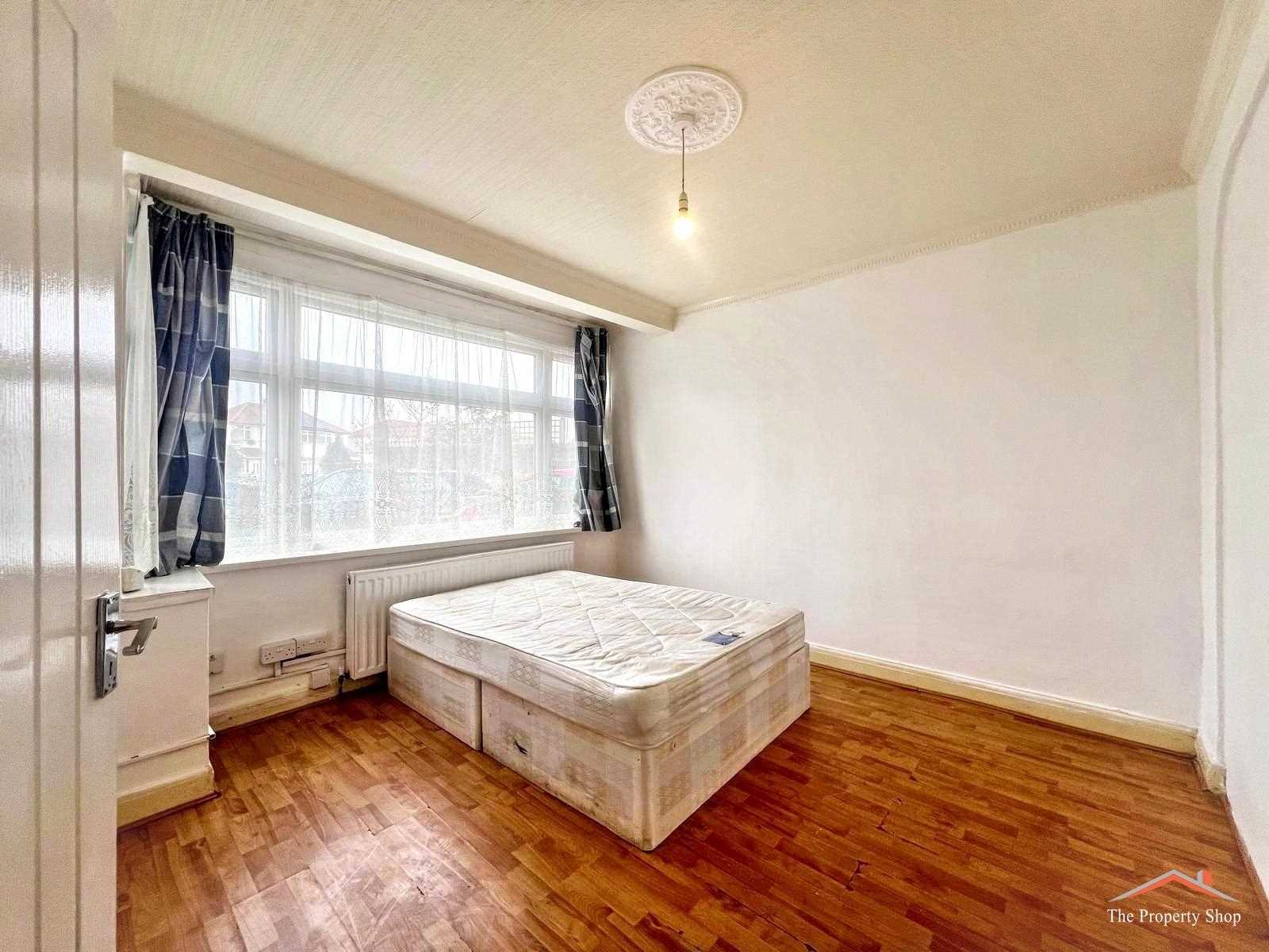 De Havilland Road - Picture 2