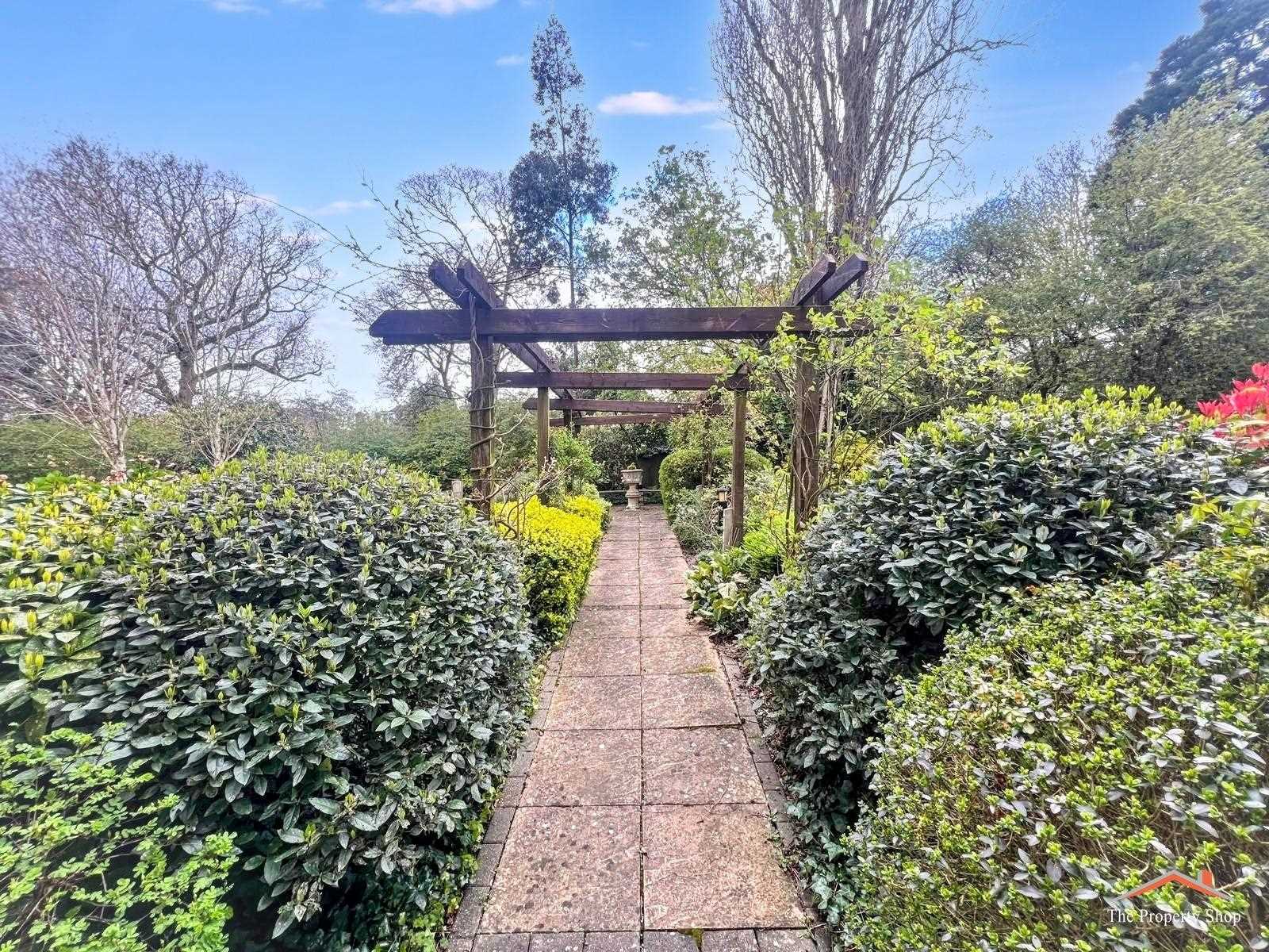 Hale Lane - Picture 14