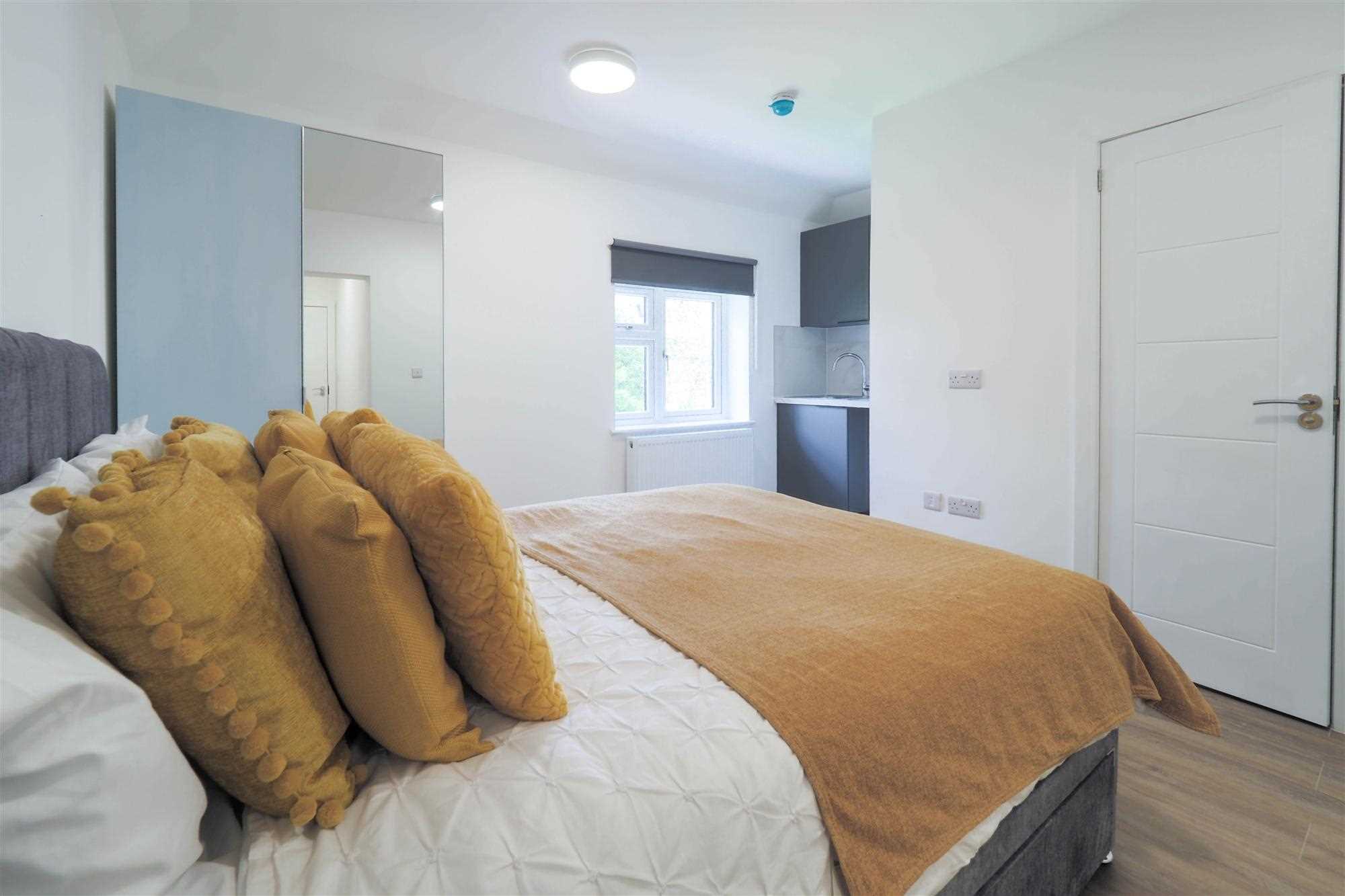 Furzehill Road - Picture 2