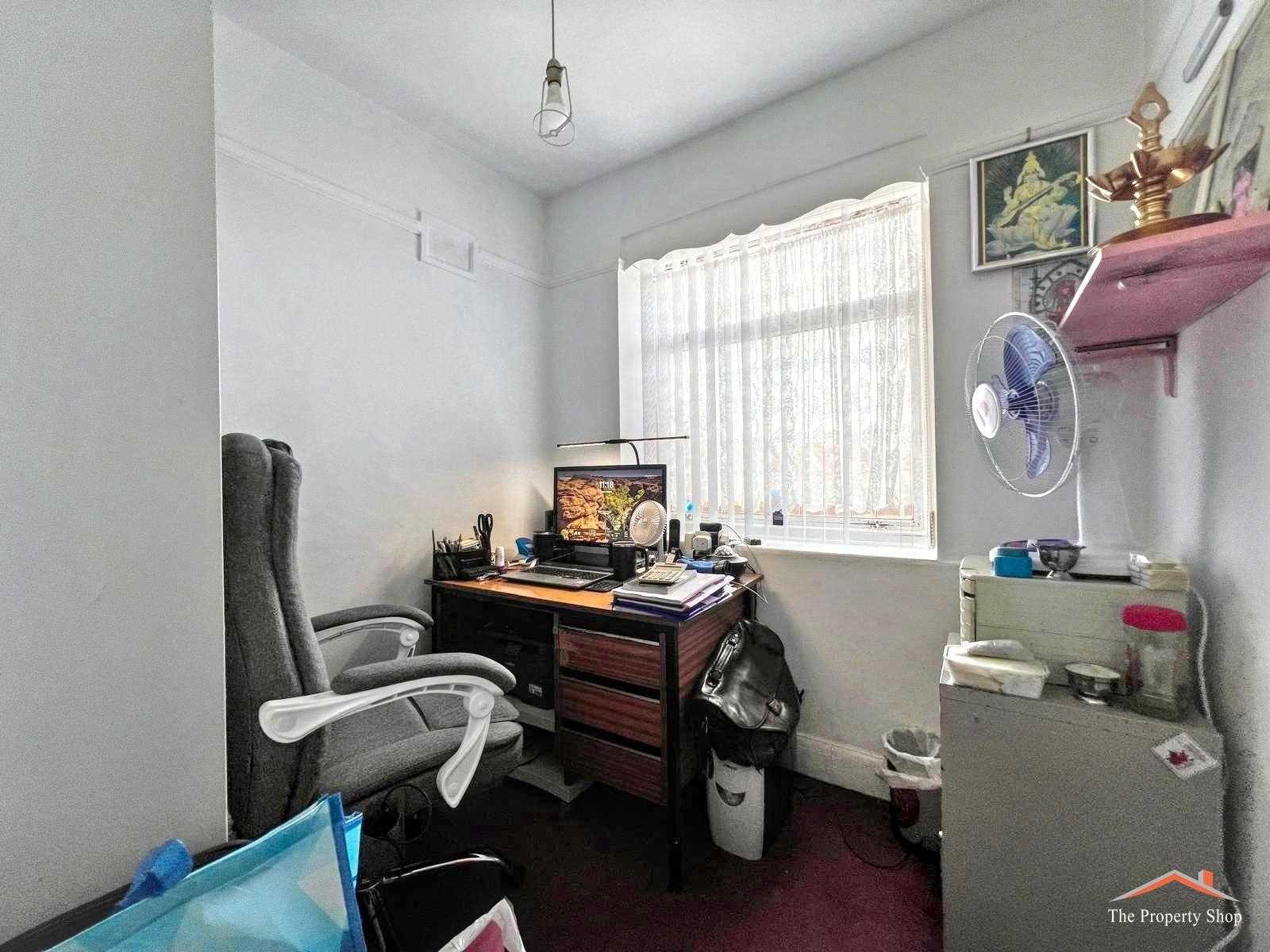 Camrose Avenue - Picture 9