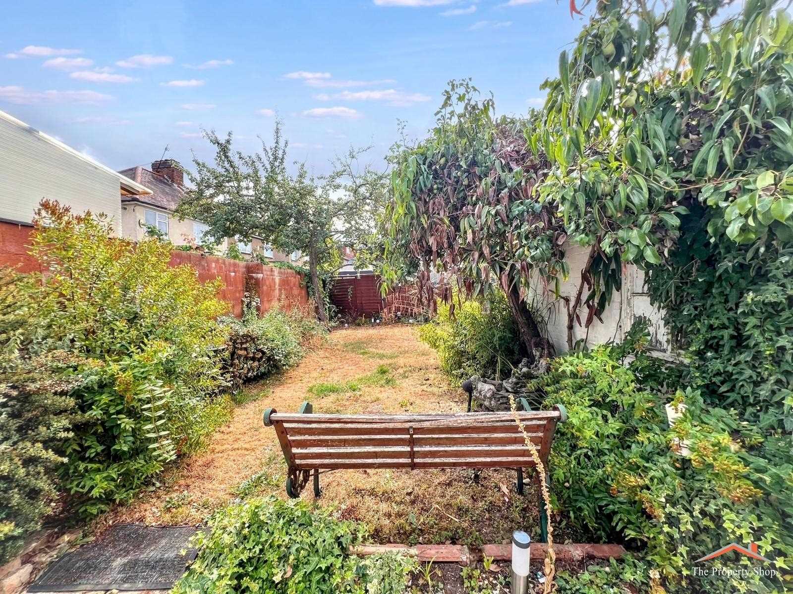Camrose Avenue - Picture 12