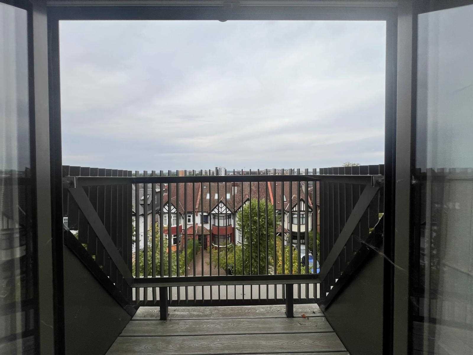 Roxborough Avenue - Picture 6