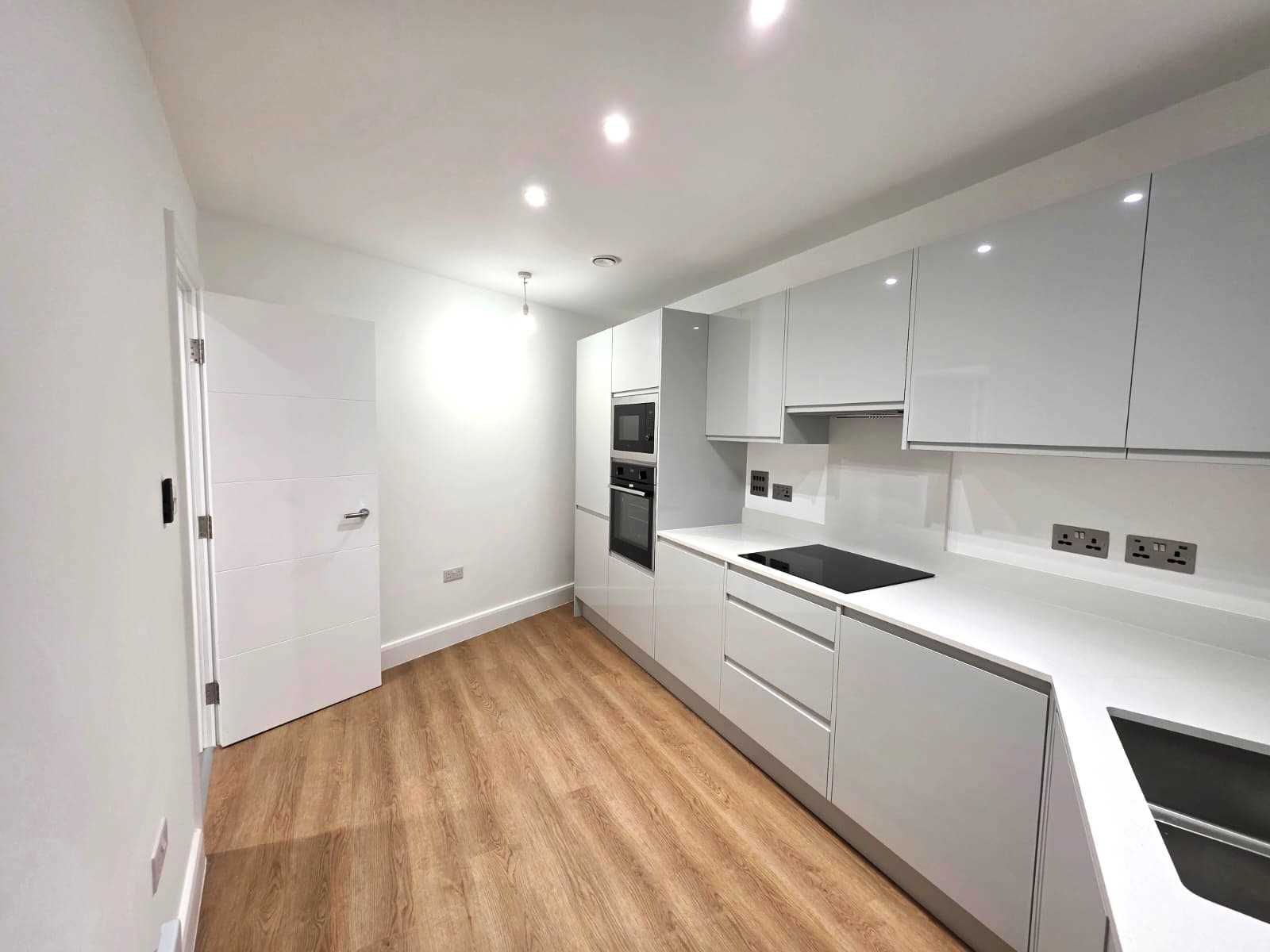 Golders Green Road - Picture 4