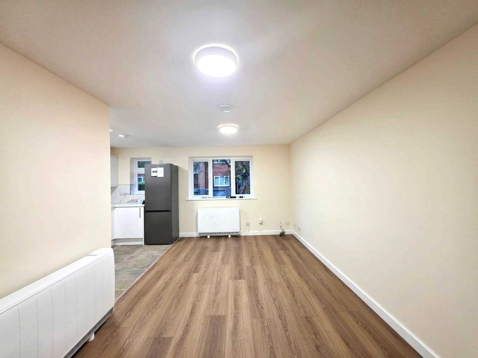 Springwood Crescent - Picture 2