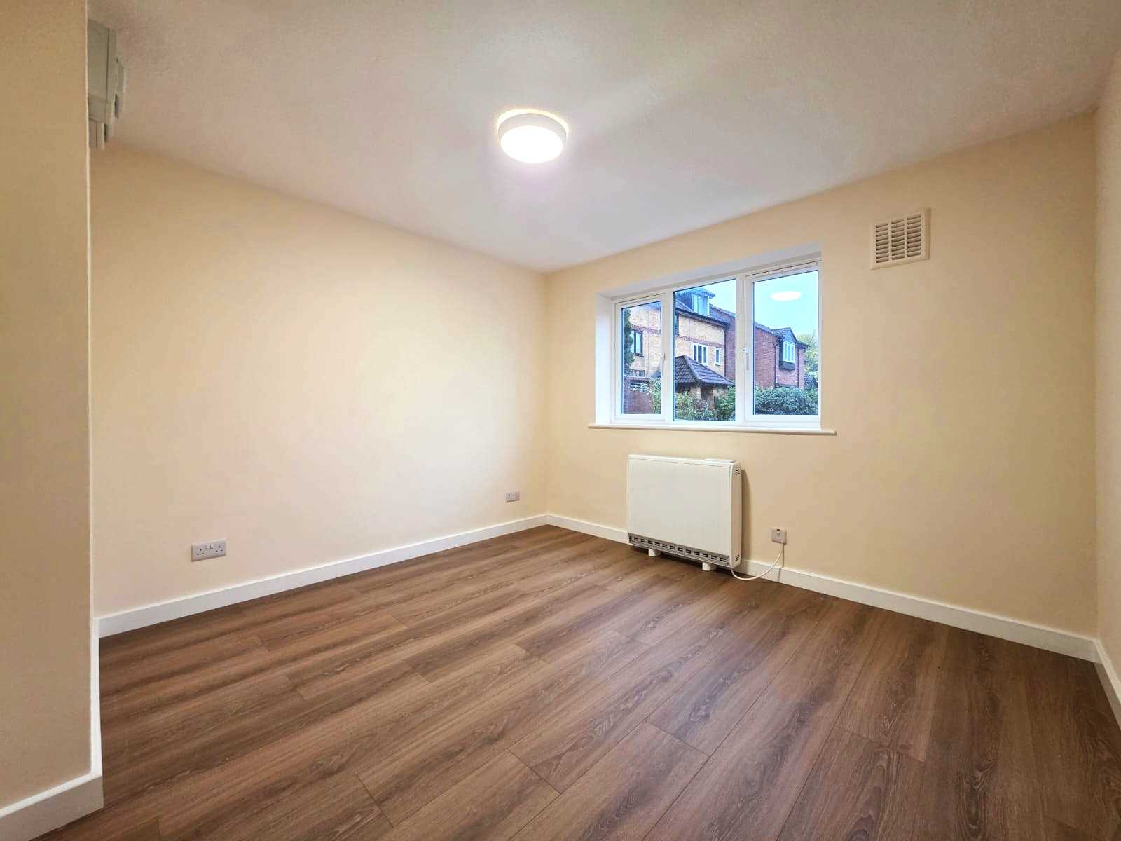 Springwood Crescent - Picture 4